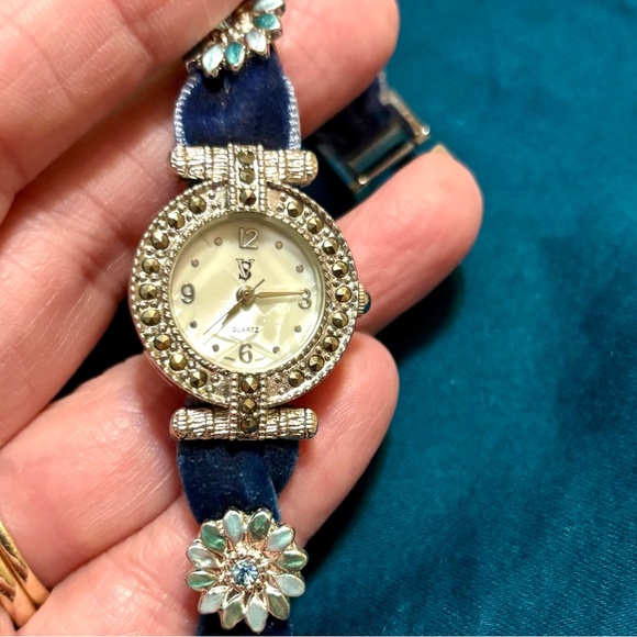 Blue and Silver Quartz movement Watch - Picture 5 of 9